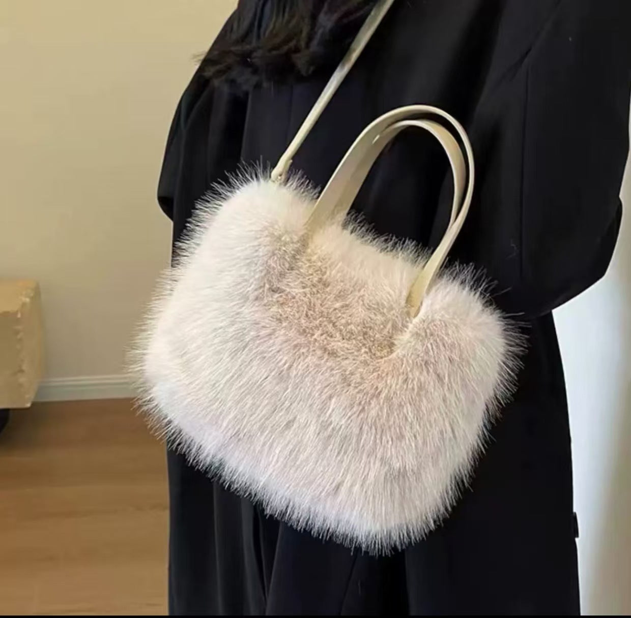 حقيبة "اللمسة المخملية": الأناقة الدافئة تزينها حبات اللؤلؤ الفاخر