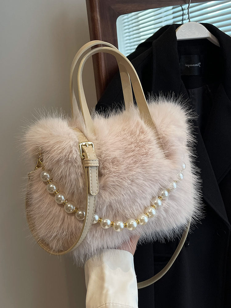 حقيبة "اللمسة المخملية": الأناقة الدافئة تزينها حبات اللؤلؤ الفاخر