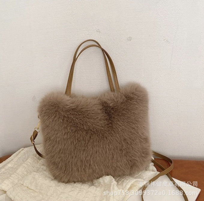 حقيبة "اللمسة المخملية": الأناقة الدافئة تزينها حبات اللؤلؤ الفاخر