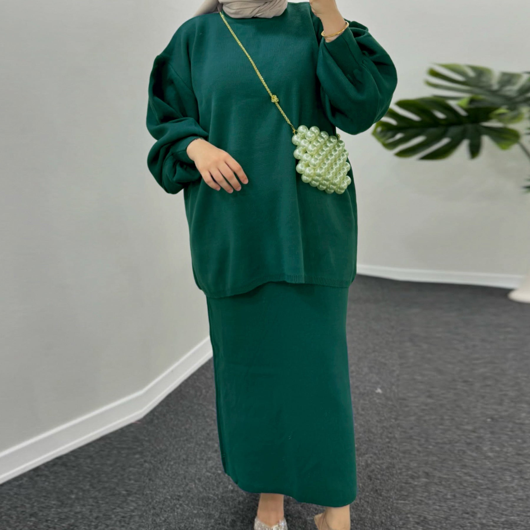 طقم أنيق فخامة الدفء والأنوثة في إطلالة واحدة