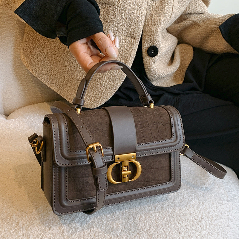 حقيبة "الماستربيس" الكلاسيكية: فخامة المخمل والمعدن الذهبي لإطلالة ملكية