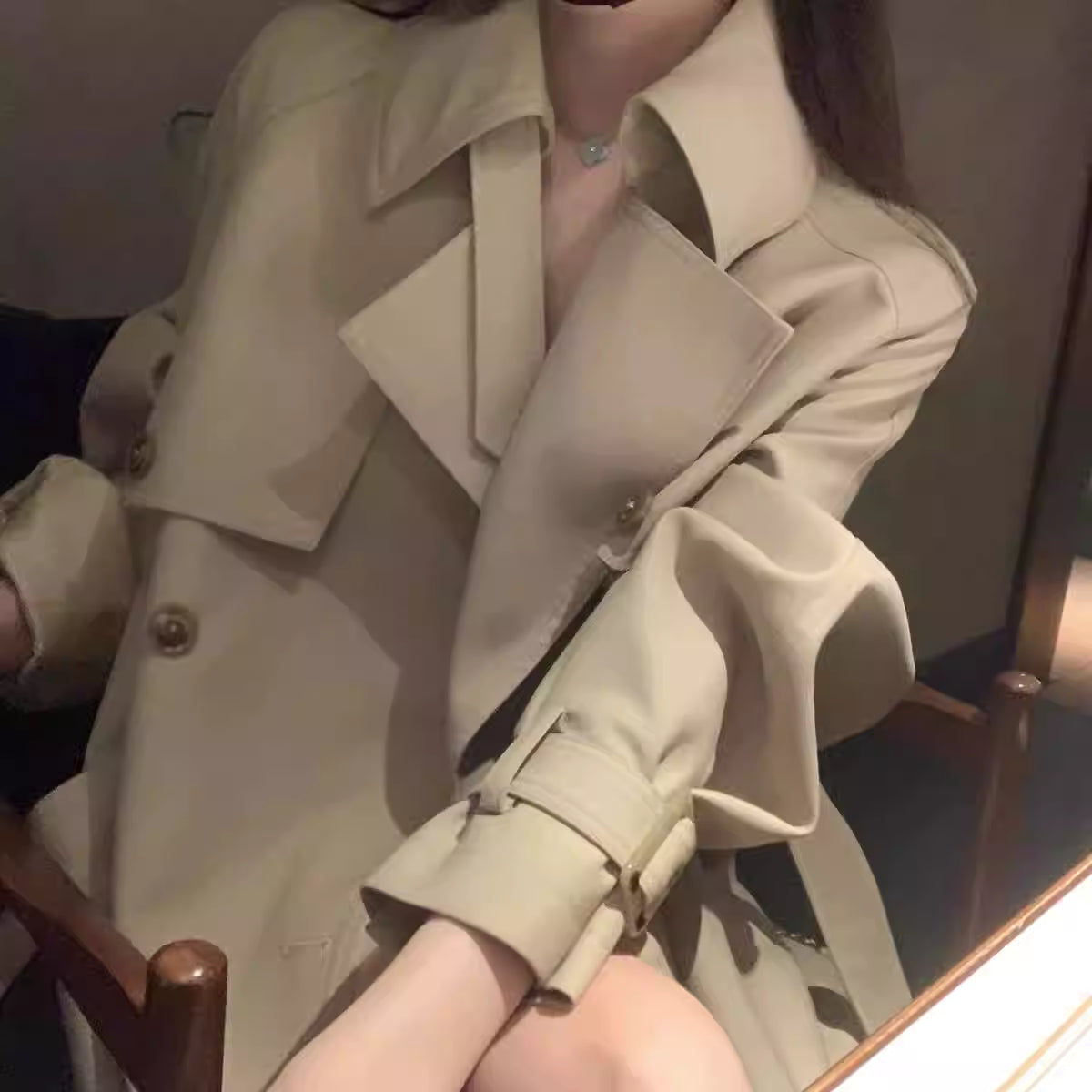 معطف أنيق بتصميم كلاسيكي فاخر لإطلالة راقية في كل مناسبة