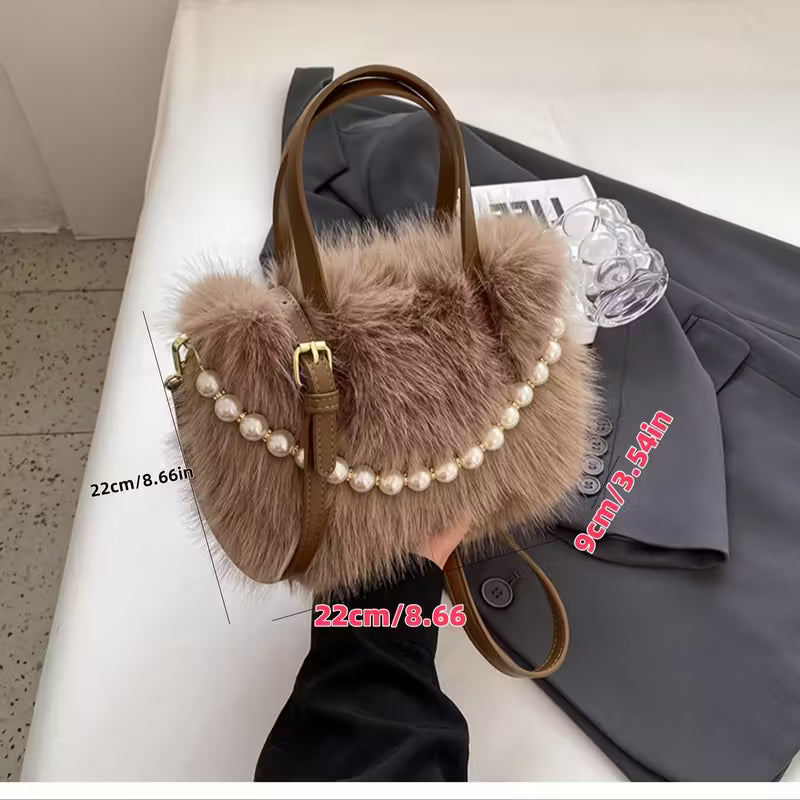 حقيبة "اللمسة المخملية": الأناقة الدافئة تزينها حبات اللؤلؤ الفاخر