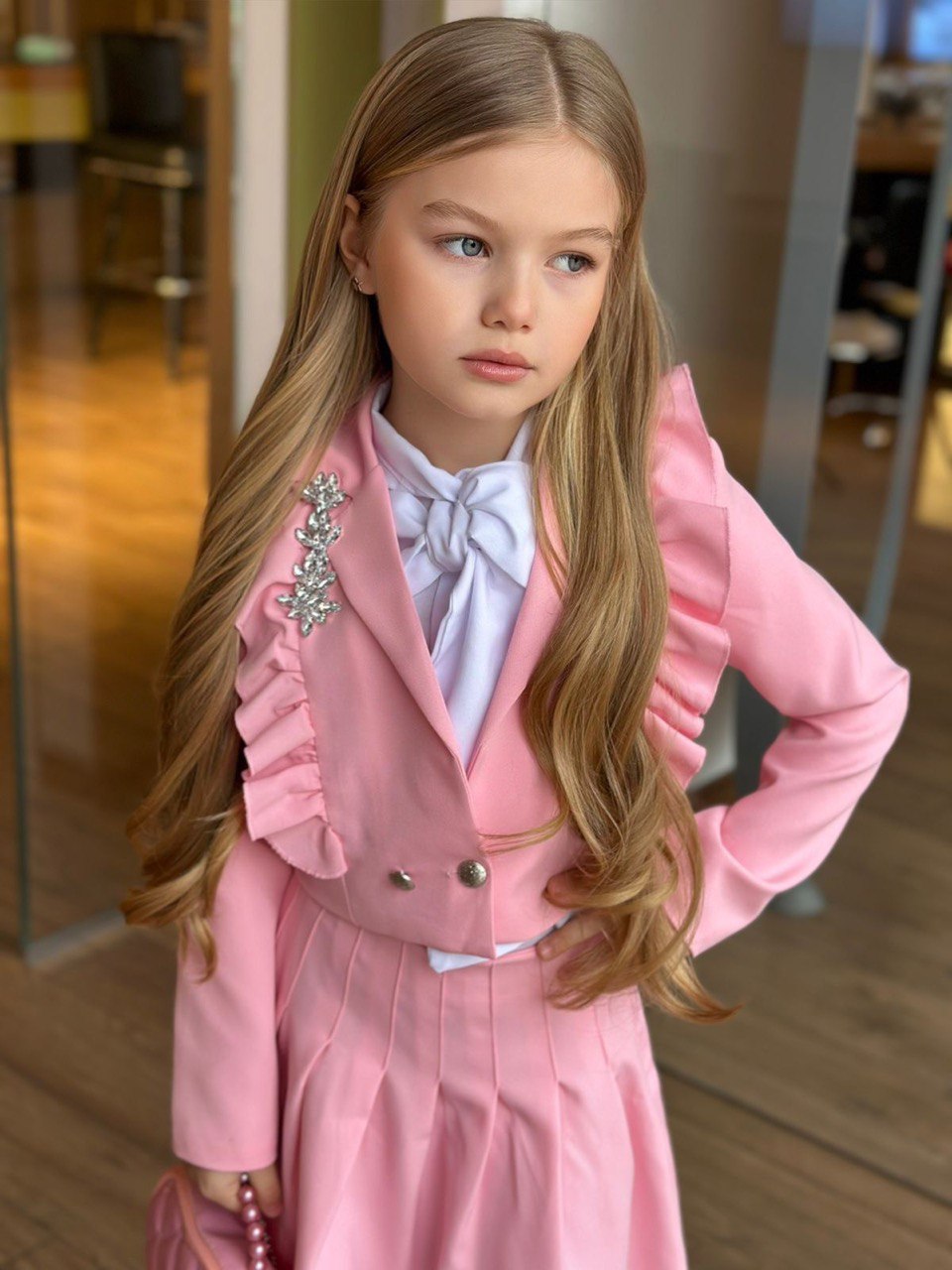 سترة + تنورة + قميص + حقيبة