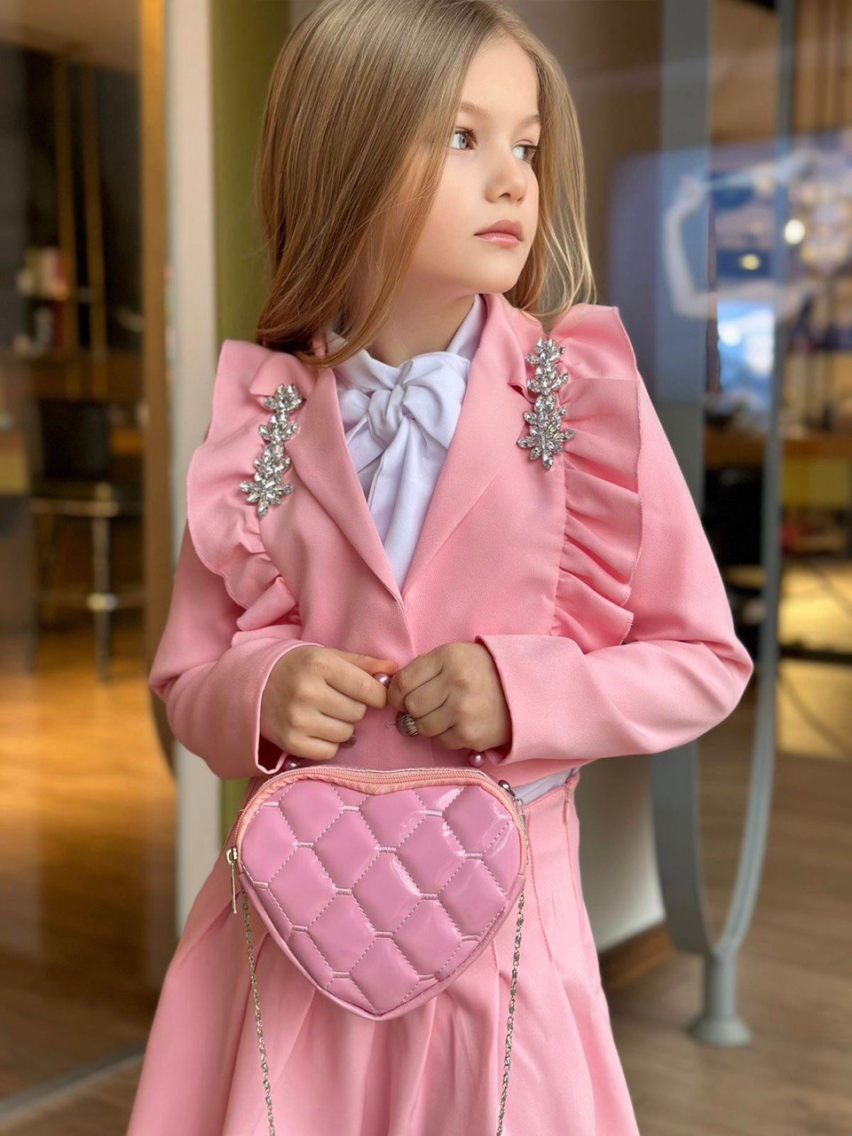 سترة + تنورة + قميص + حقيبة