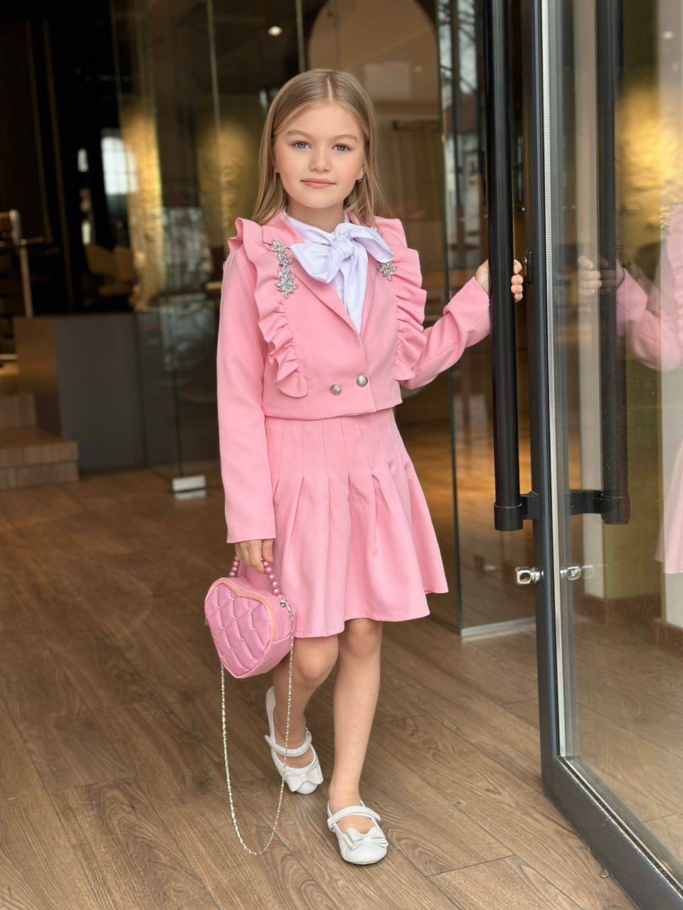 سترة + تنورة + قميص + حقيبة