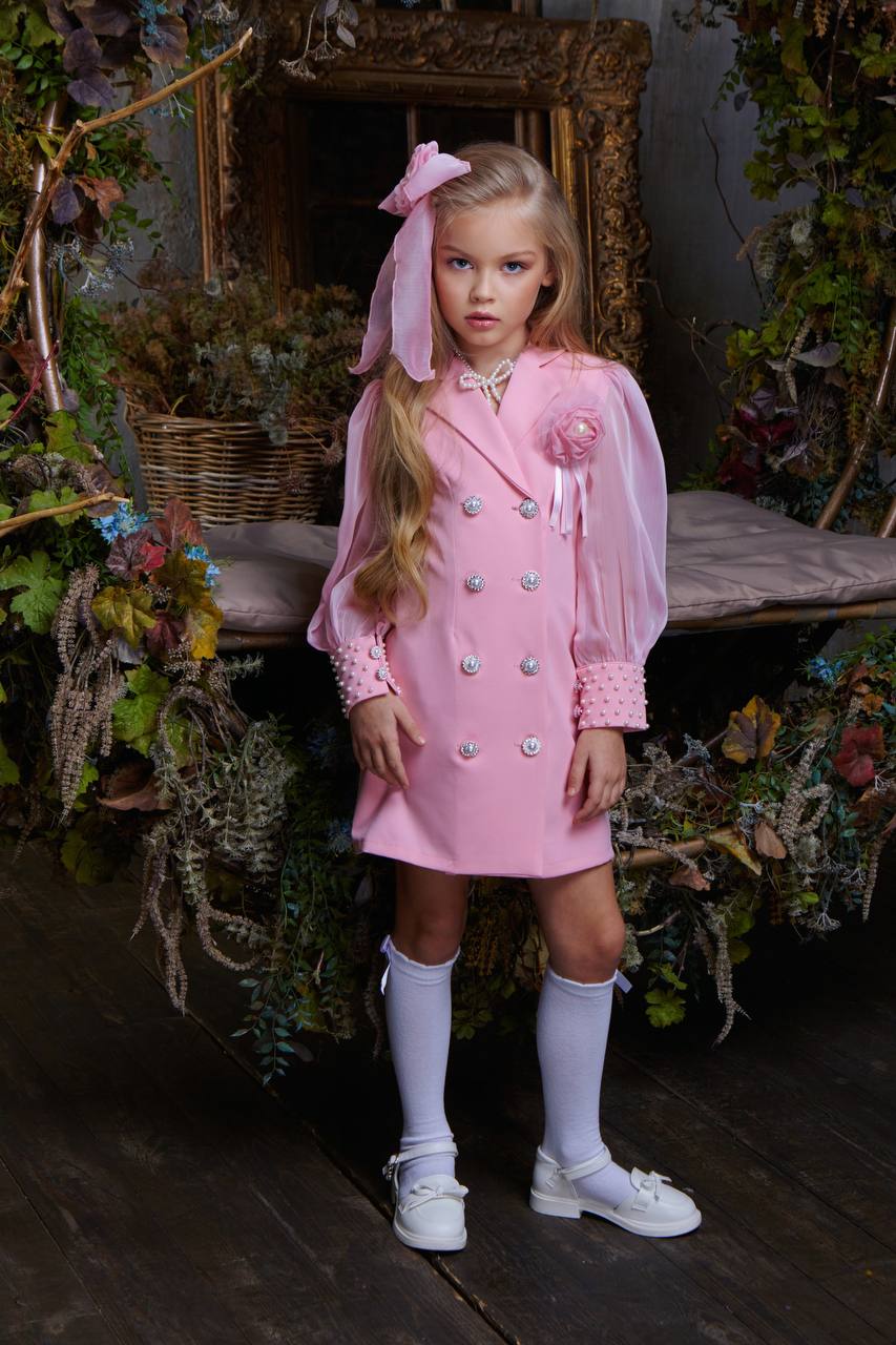 فستان  وردي مع جورب و مقبط للشعر و  إكسسوار للعنق