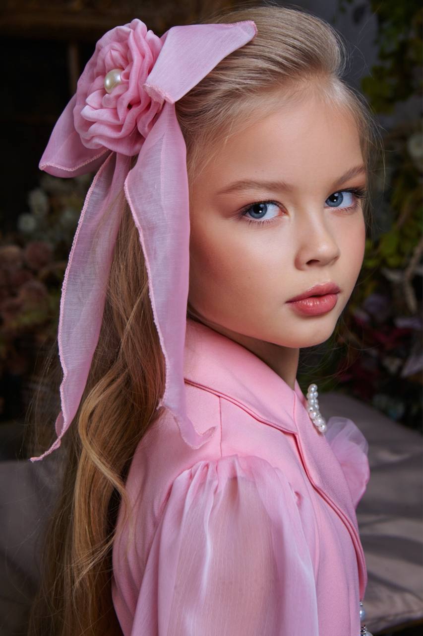 فستان  وردي مع جورب و مقبط للشعر و  إكسسوار للعنق