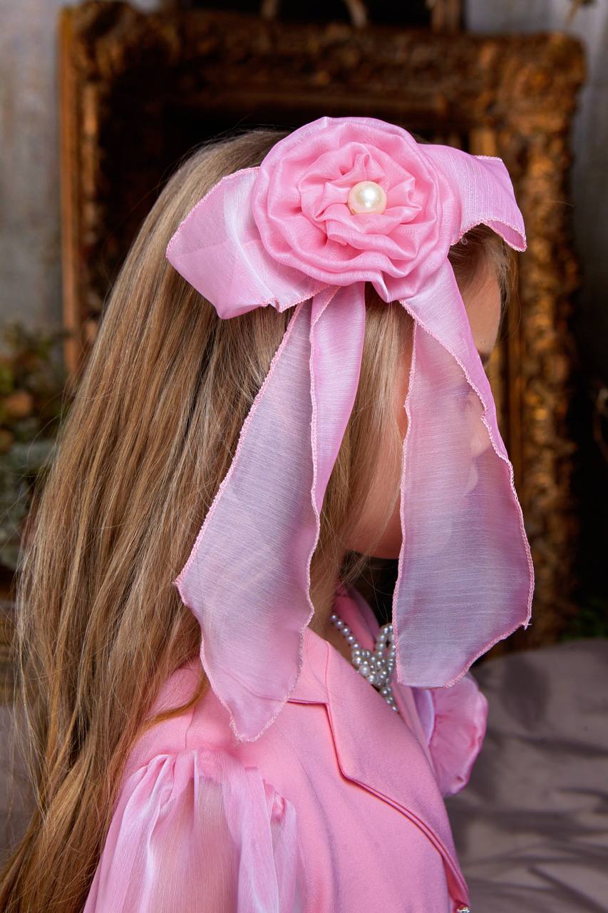 فستان  وردي مع جورب و مقبط للشعر و  إكسسوار للعنق