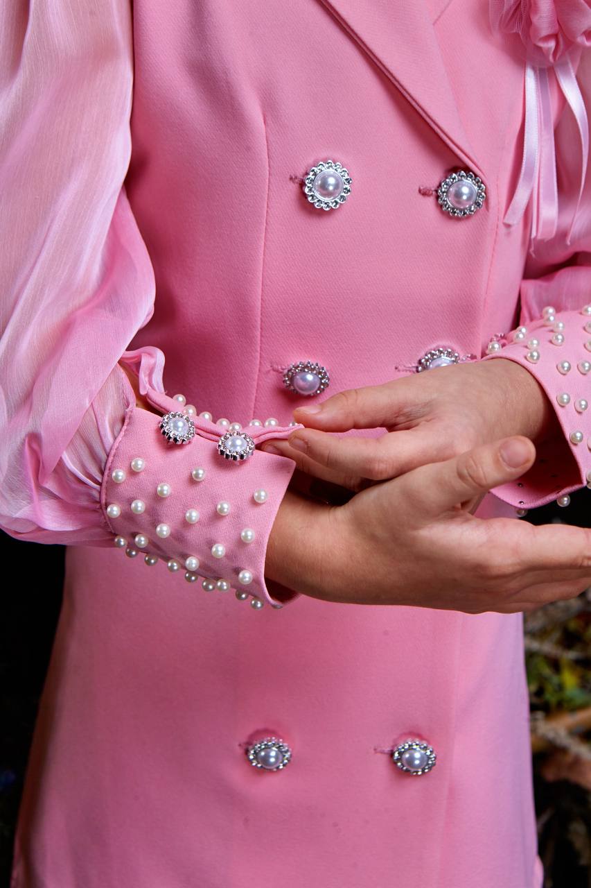 فستان  وردي مع جورب و مقبط للشعر و  إكسسوار للعنق