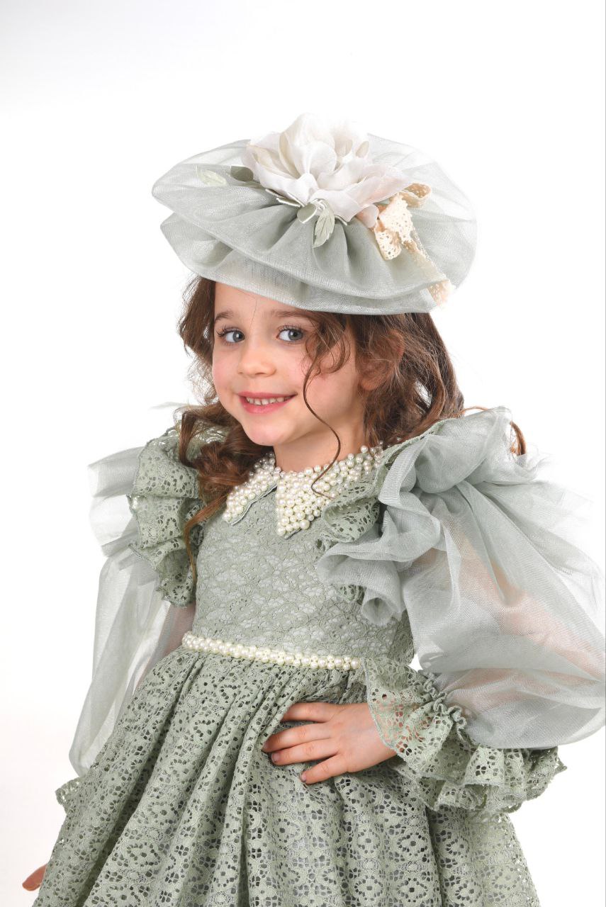 فستان الأميرة الفاخر بالدانتيل واللؤلؤ مع بوندو للشعر - إطلالة لا تُنسى