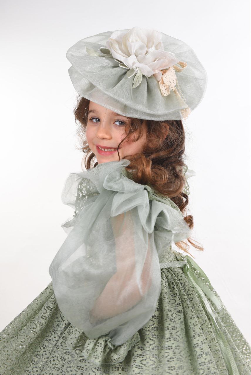 فستان الأميرة الفاخر بالدانتيل واللؤلؤ مع بوندو للشعر - إطلالة لا تُنسى