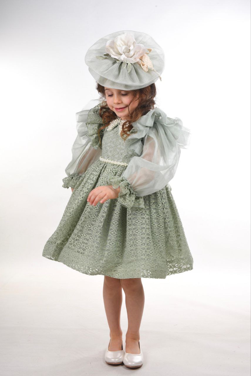 فستان الأميرة الفاخر بالدانتيل واللؤلؤ مع بوندو للشعر - إطلالة لا تُنسى