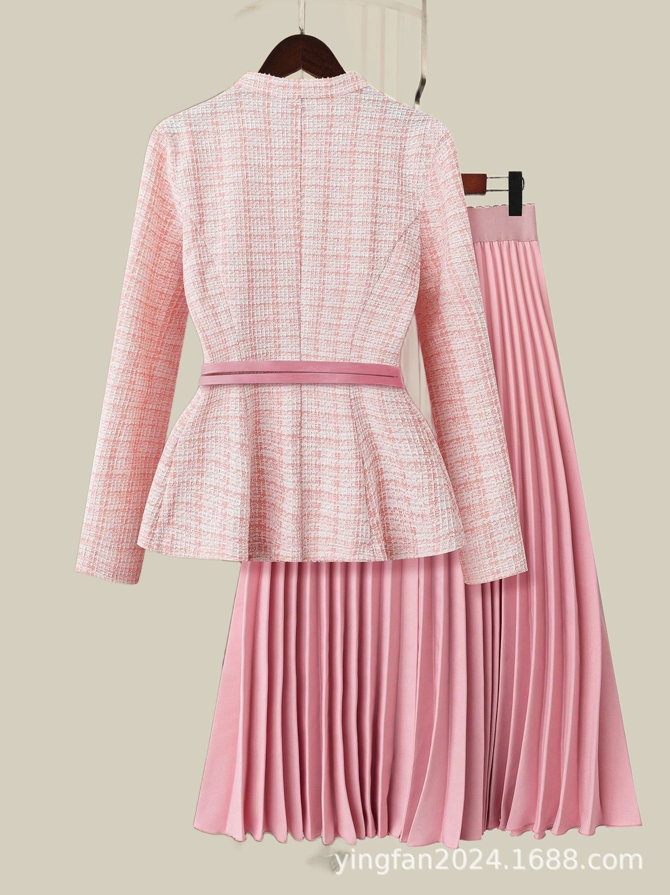 طقم وردي أنيق من قطعتين بتصميم فاخر – لمسة أنوثة راقية بأسلوب كلاسيكي عصري