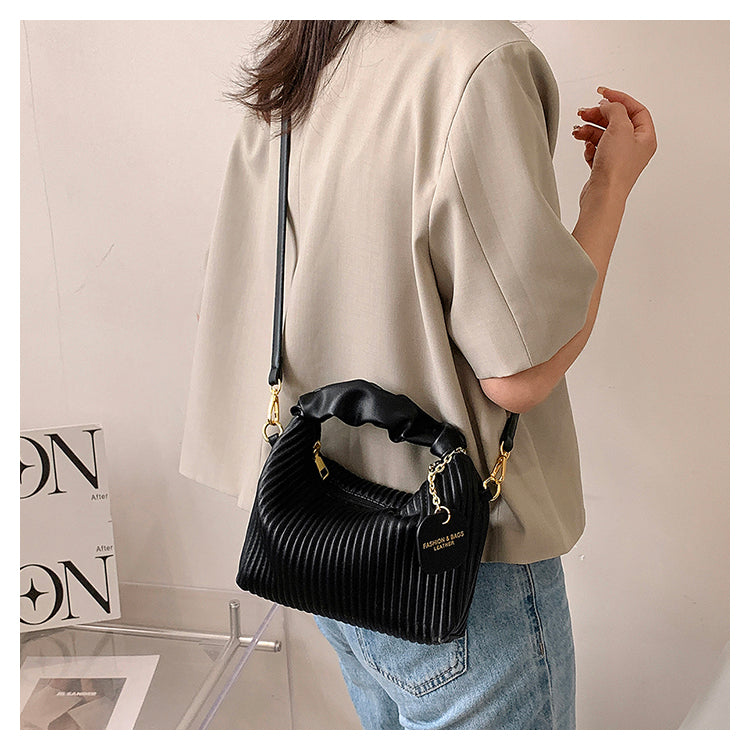 حقيبة "الغمامة الناعمة": تصميم مزموم فريد يلفت الأنظار بأناقة عصرية