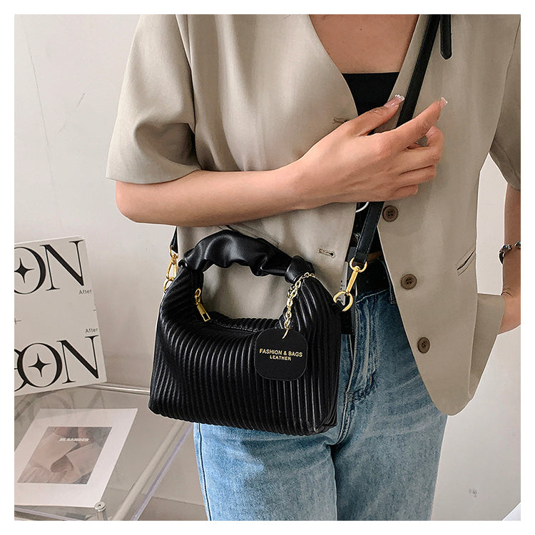 حقيبة "الغمامة الناعمة": تصميم مزموم فريد يلفت الأنظار بأناقة عصرية