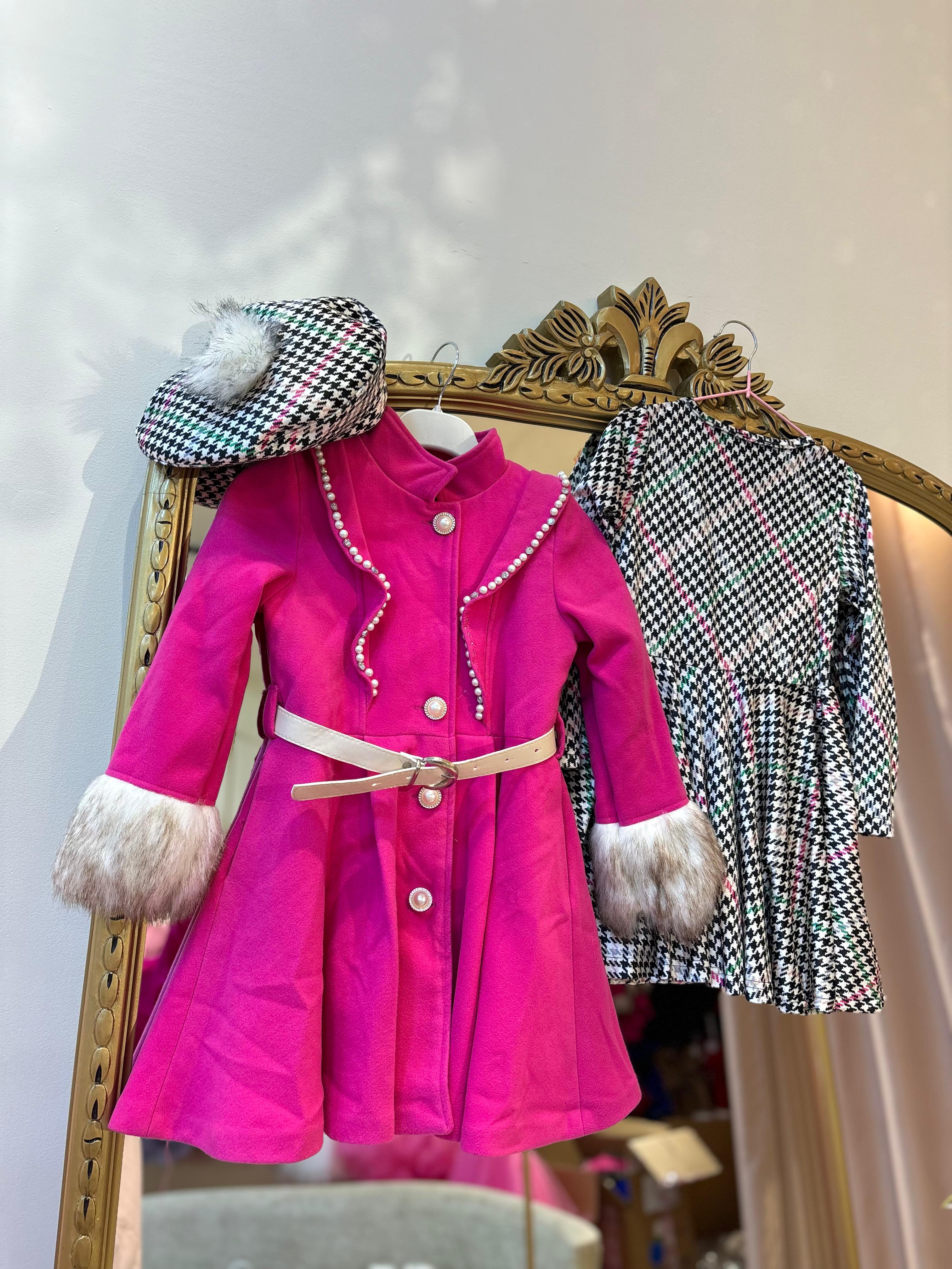 مجموعة  مكونة من 4 قطع(فستان+معطف وردي +قبعة+حزام جلدي بإبزيم )