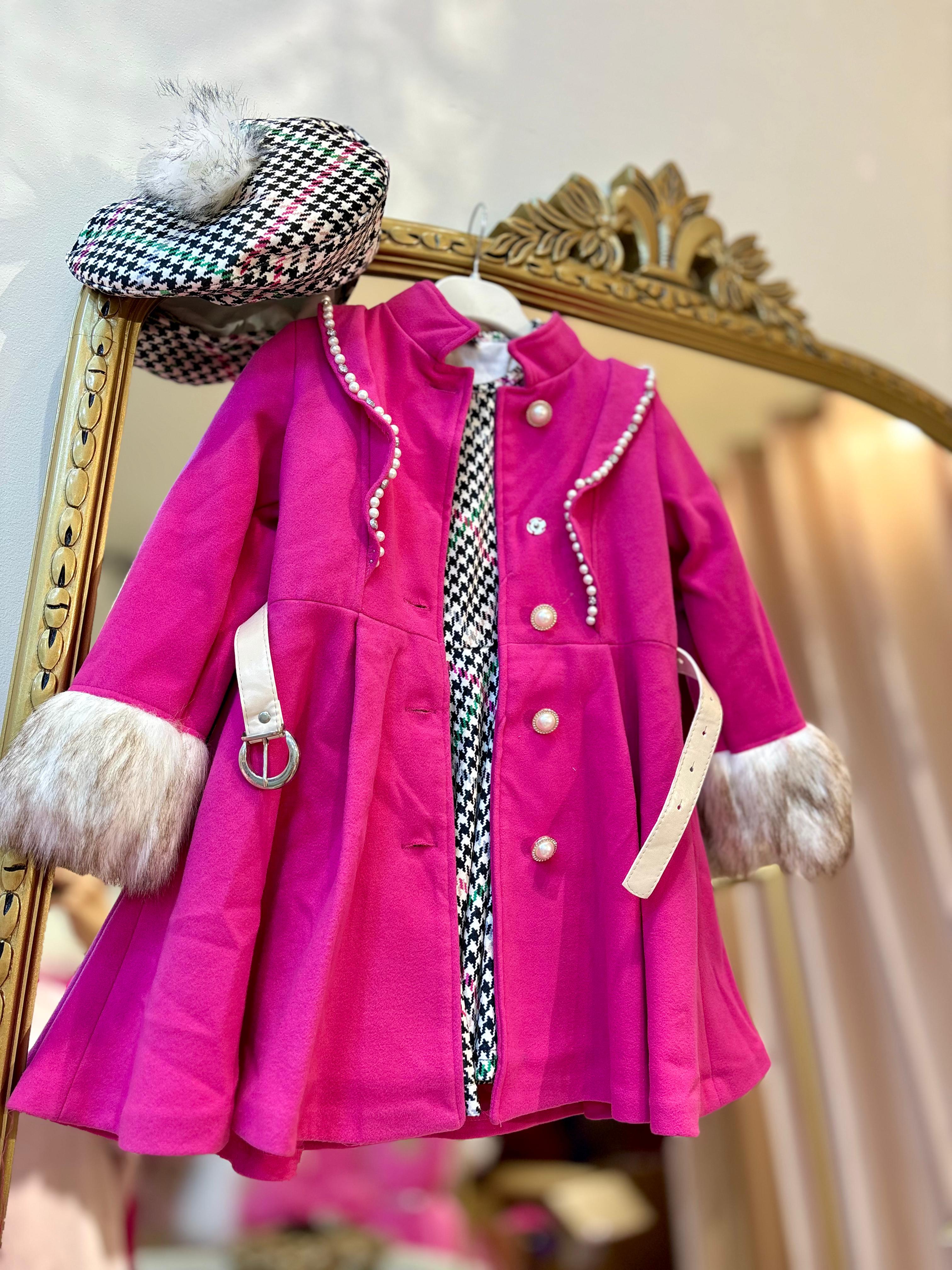 مجموعة  مكونة من 4 قطع(فستان+معطف وردي +قبعة+حزام جلدي بإبزيم )