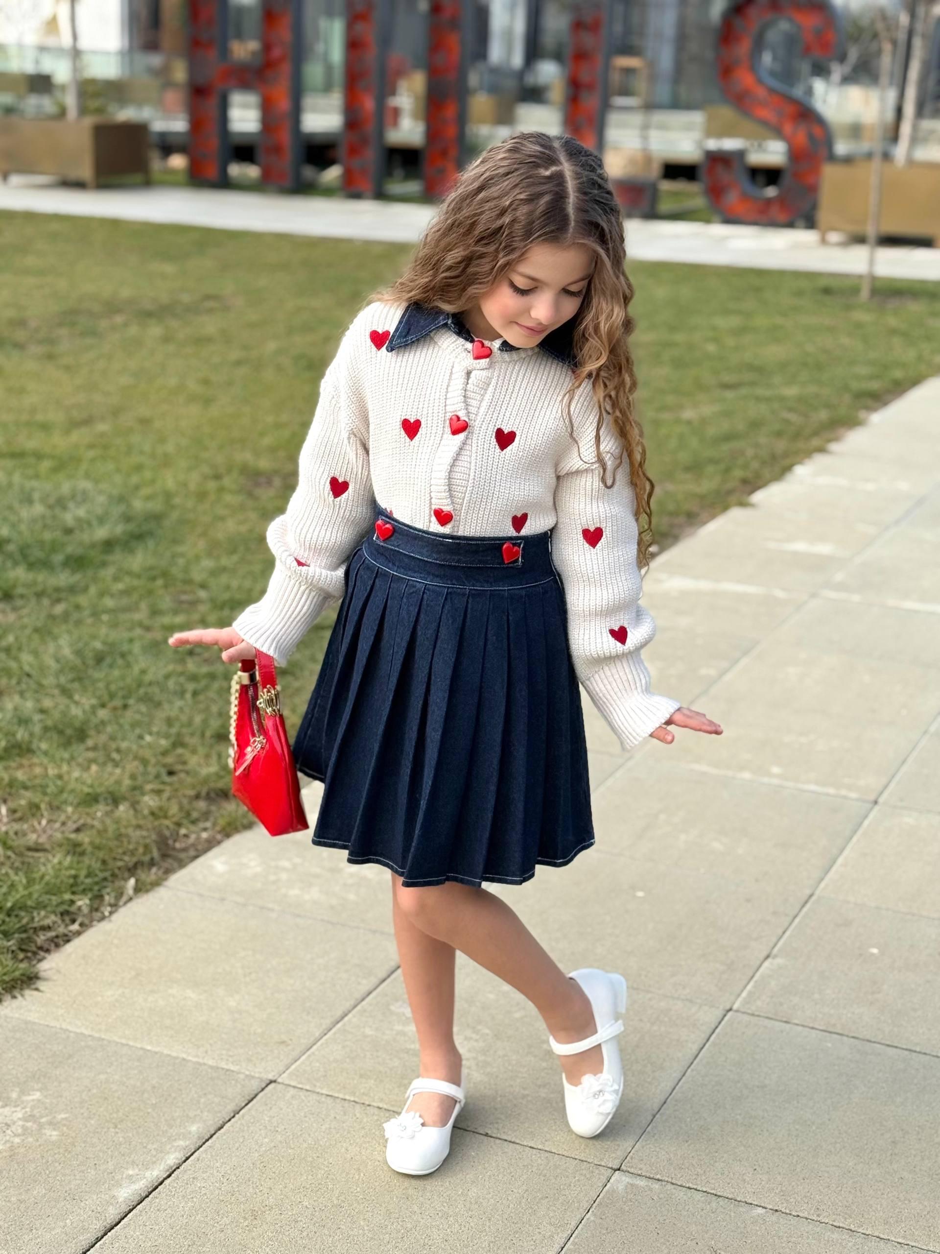 لبسة متكاملة  من 4 قطع ( تنورة + سترة صوفية بنقوش القلوب+ قميص+حقيبة حمراء)