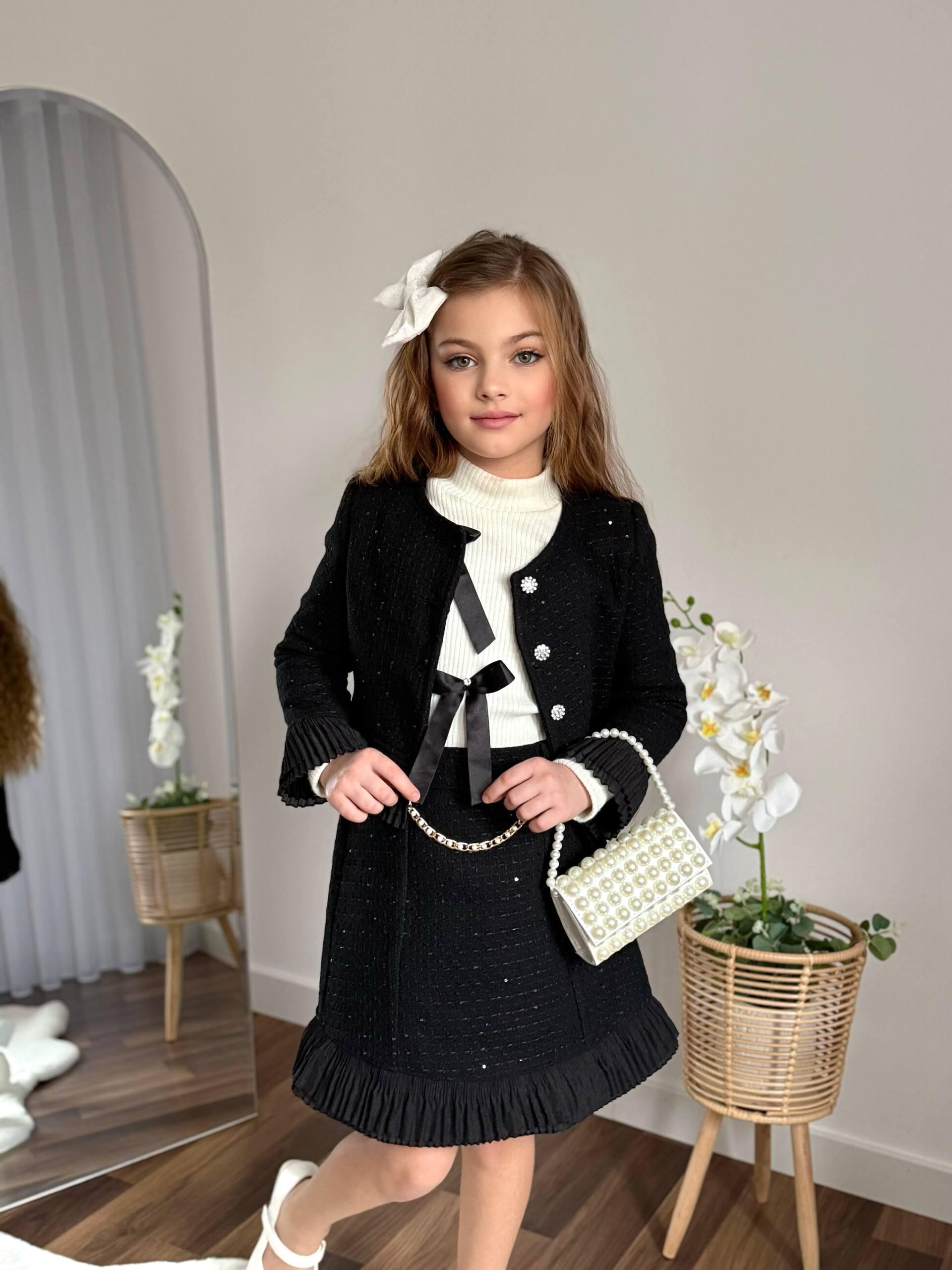 لبسة متكاملة  من 5 قطع ( جاكيت + تنورة + بلوز تريكو + حقيبة +فيونكة شعر)