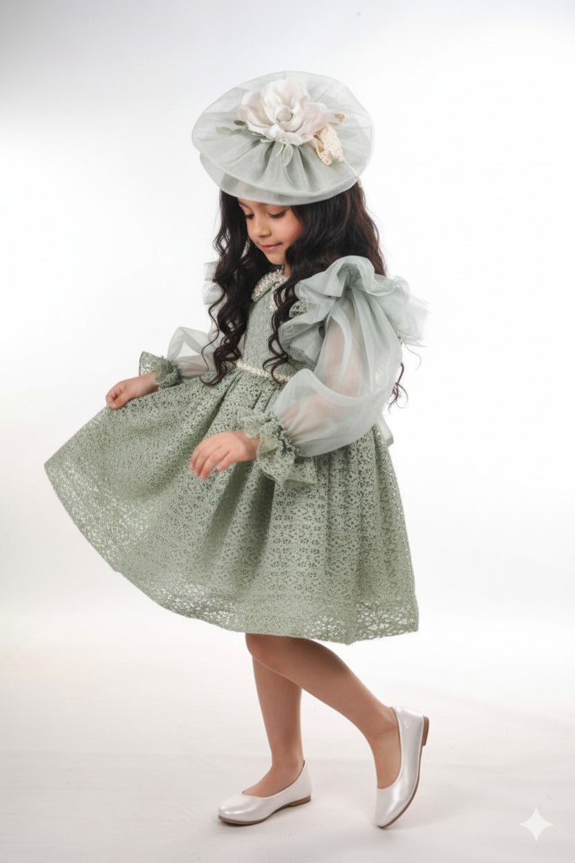 فستان الأميرة الفاخر بالدانتيل واللؤلؤ مع بوندو للشعر - إطلالة لا تُنسى