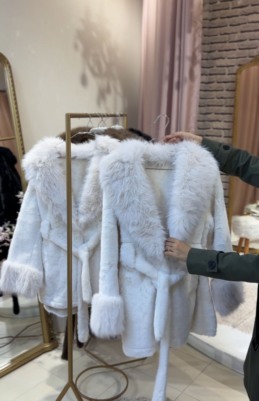 معطف "الرفاهية النقية": لمسة ناعمة تحاكي السحاب لتألق شتوي فاخر