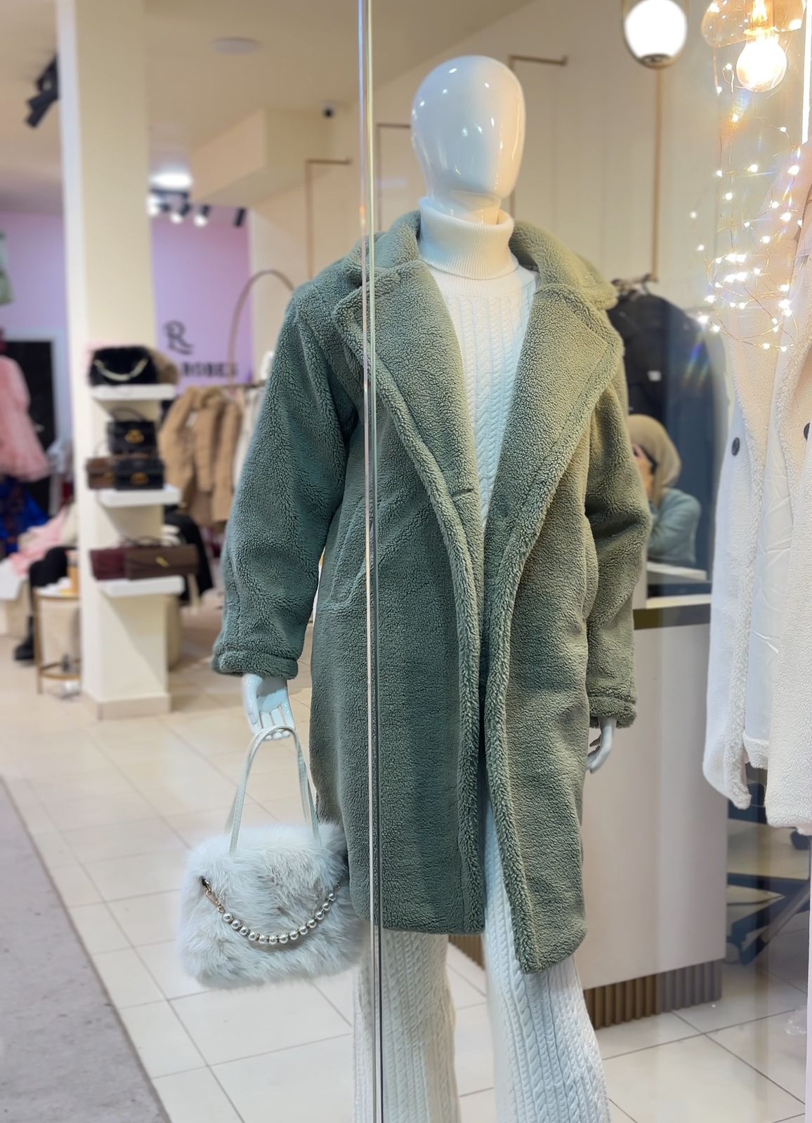 معطف شتوي فاخر بتصميم فرو ناعم – لمسة دفء وأناقة لا تُقاوم