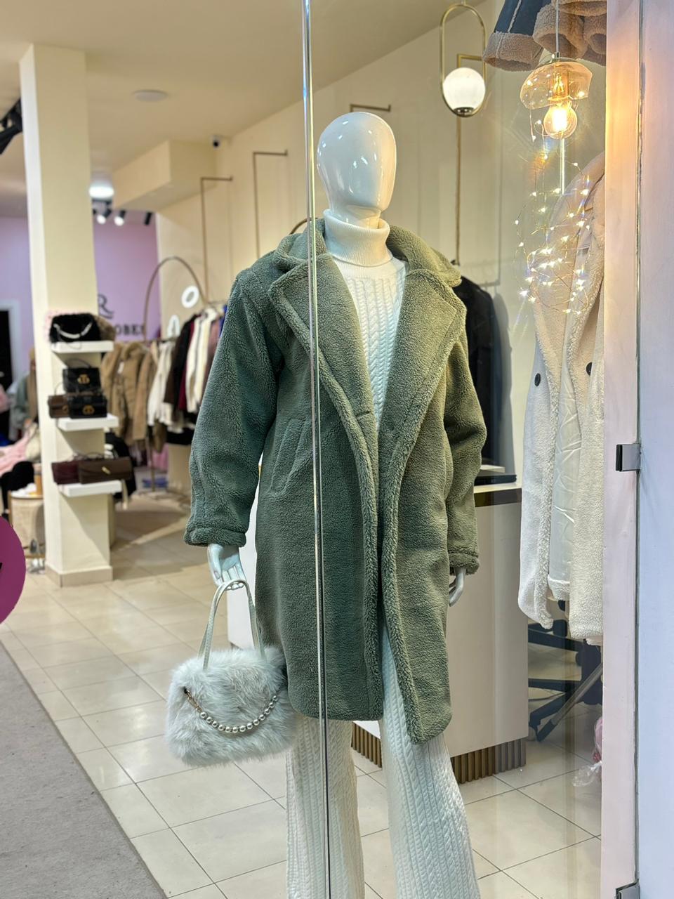 معطف شتوي فاخر بتصميم فرو ناعم – لمسة دفء وأناقة لا تُقاوم