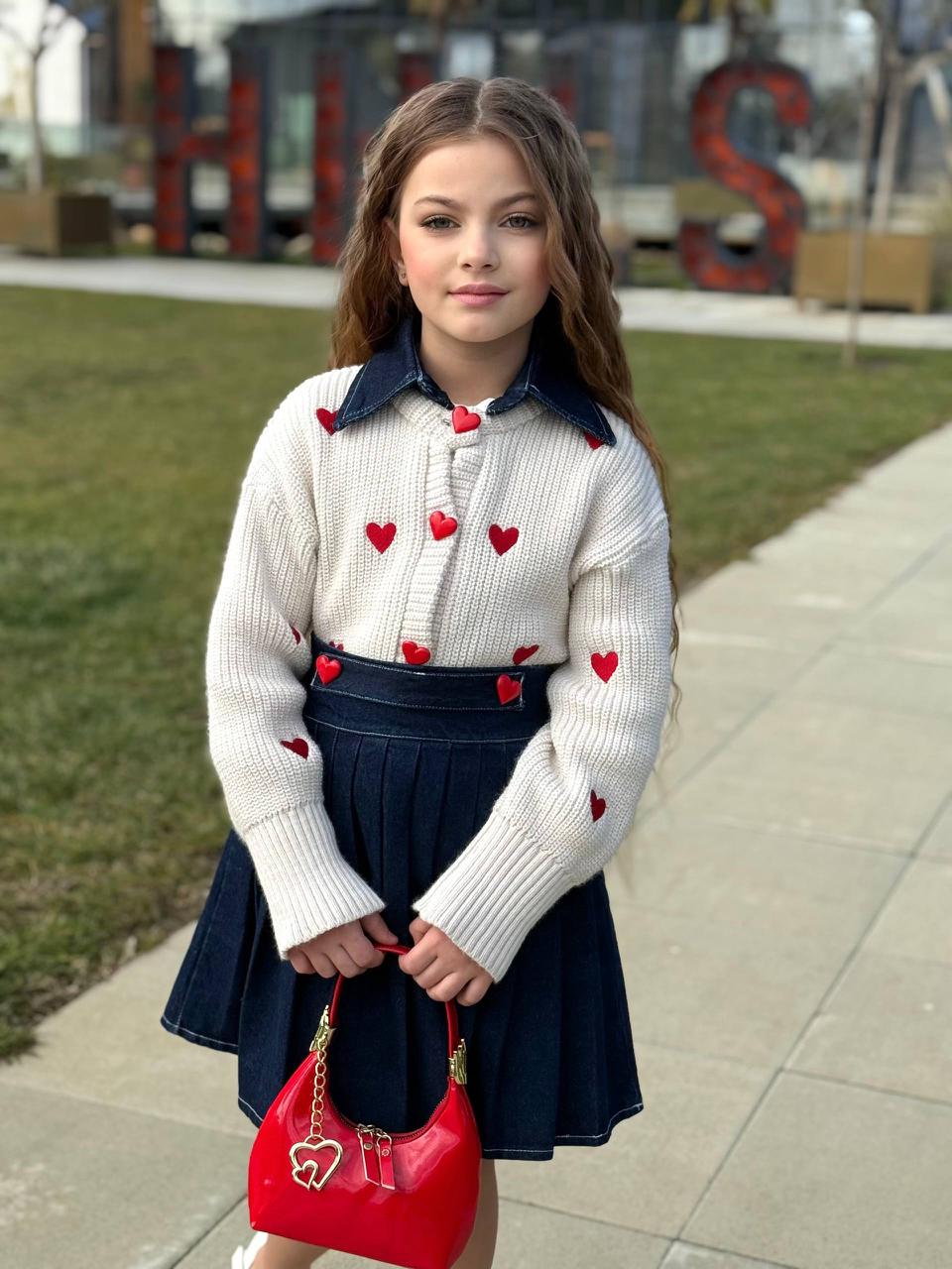 لبسة متكاملة  من 4 قطع ( تنورة + سترة صوفية بنقوش القلوب+ قميص+حقيبة حمراء)