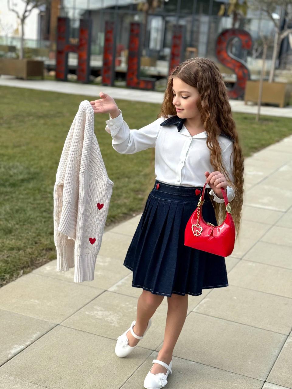 لبسة متكاملة  من 4 قطع ( تنورة + سترة صوفية بنقوش القلوب+ قميص+حقيبة حمراء)