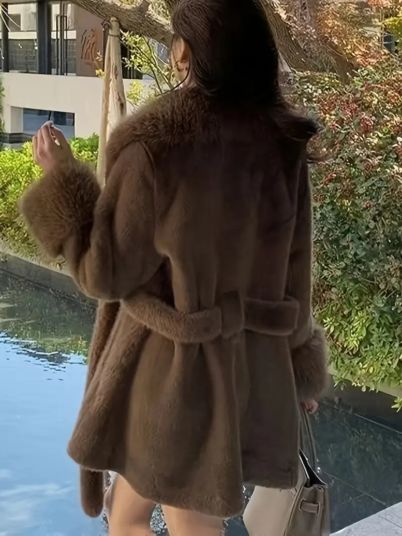 معطف "الرفاهية النقية": لمسة ناعمة تحاكي السحاب لتألق شتوي فاخر