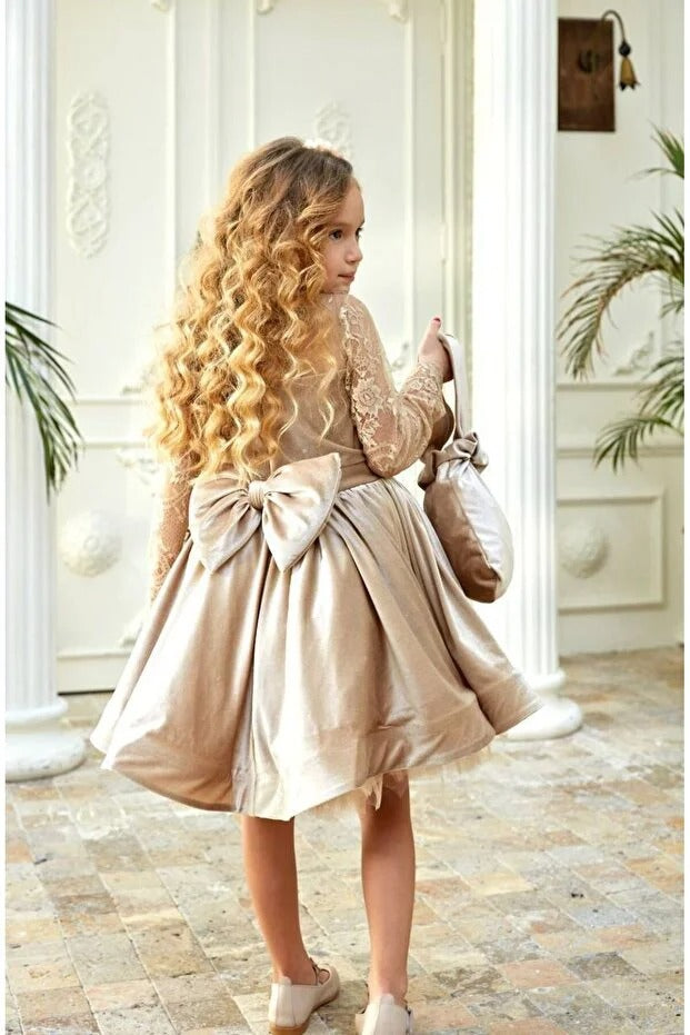 ✨   فستان بناتي أنيق باللون الذهبي مع لمسة حقيبة وبوندو للشعر فخامة ✨
