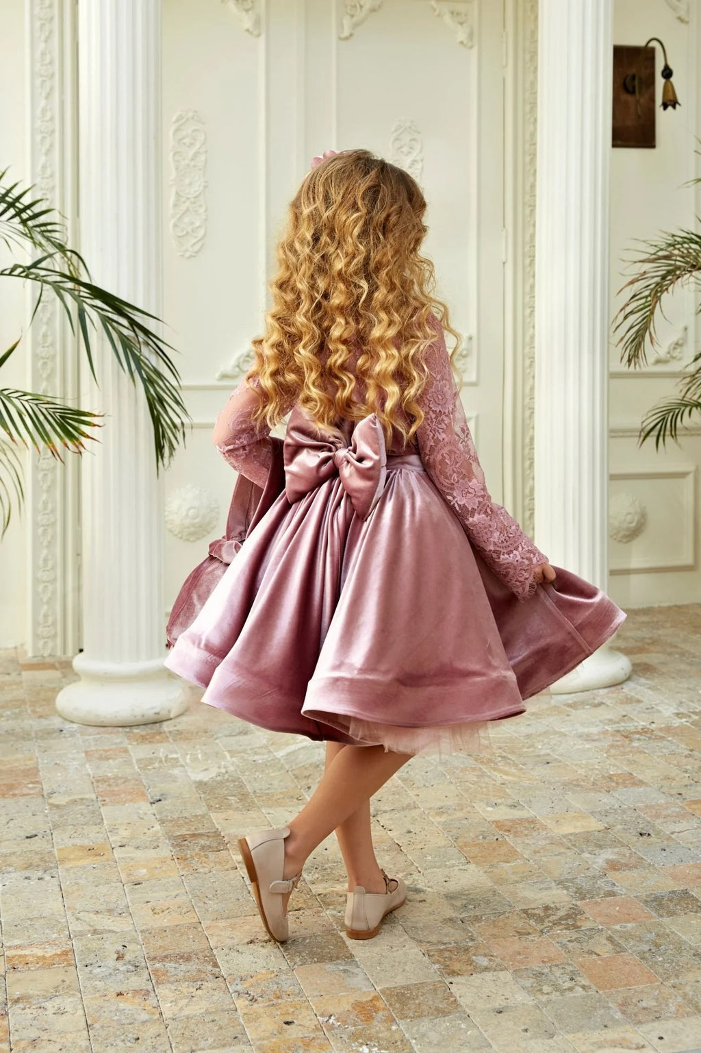 🌸 فستان البنات المخملي الوردي الفاخر مع حقيبة وتاج للشعر – لمسة من الأناقة والرقي 🌸