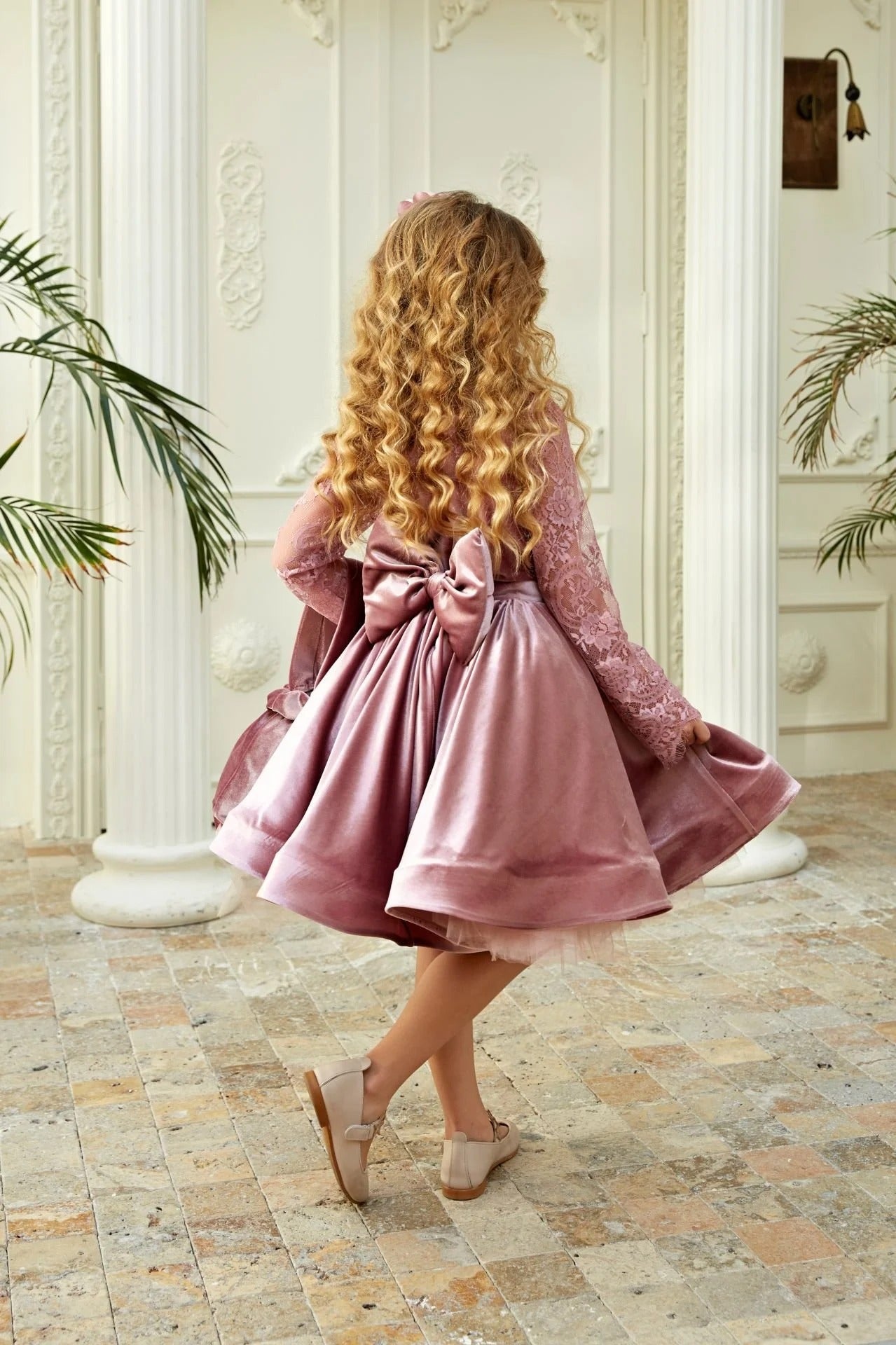 🌸 فستان البنات المخملي الوردي الفاخر مع حقيبة وتاج للشعر – لمسة من الأناقة والرقي 🌸