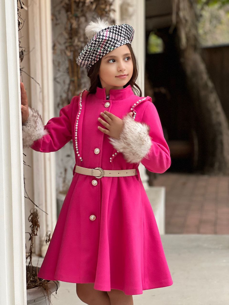 مجموعة  مكونة من 4 قطع(فستان+معطف وردي +قبعة+حزام جلدي بإبزيم )