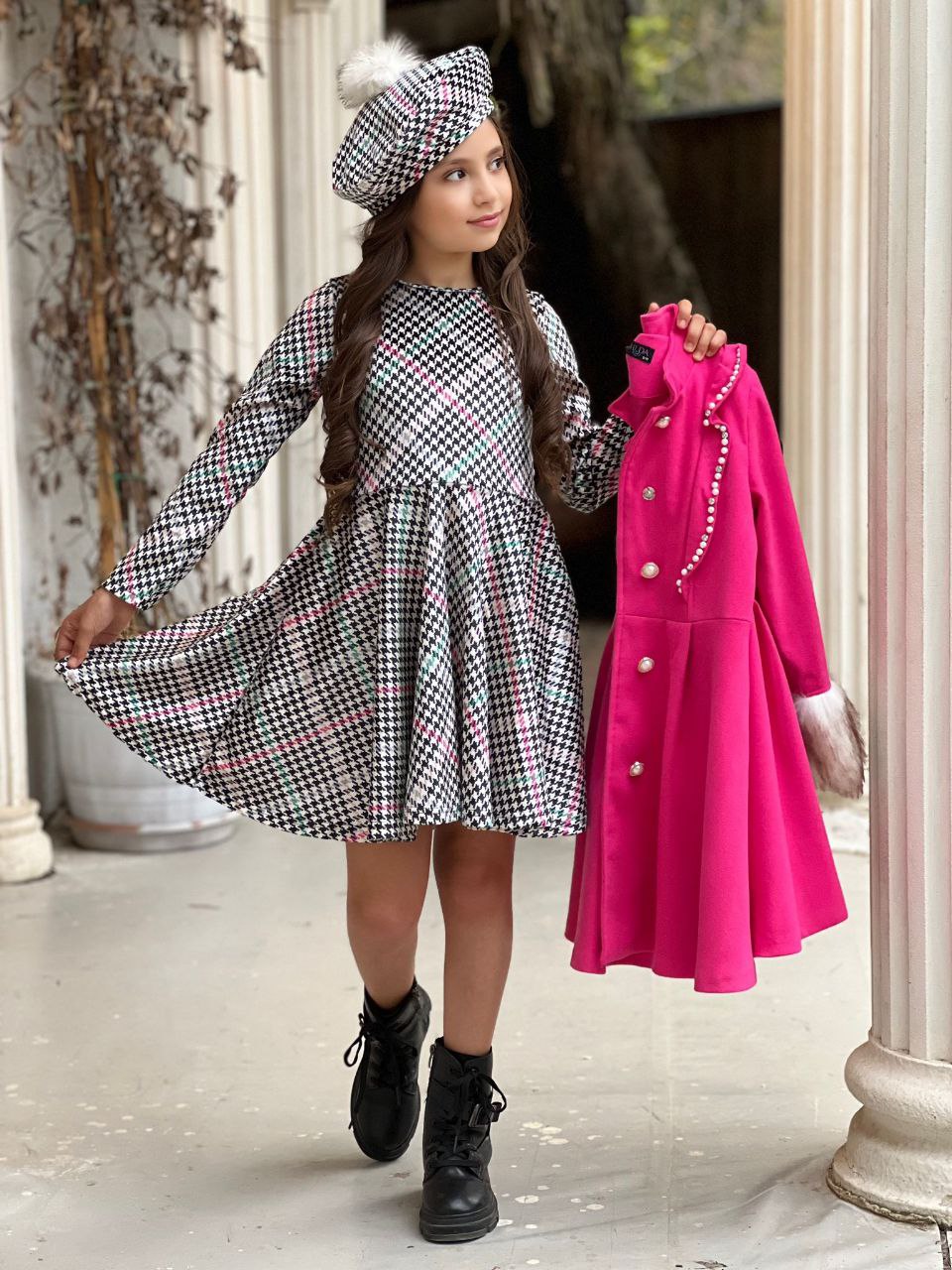 مجموعة  مكونة من 4 قطع(فستان+معطف وردي +قبعة+حزام جلدي بإبزيم )