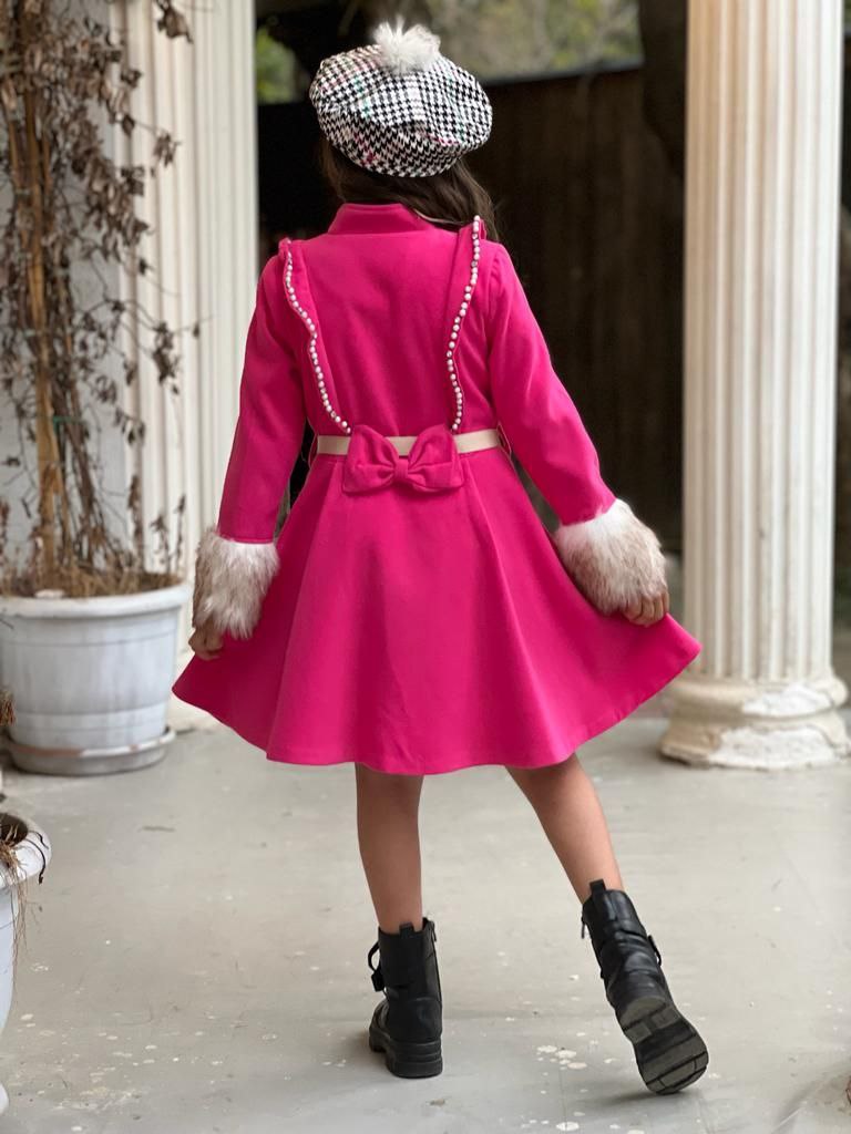 مجموعة  مكونة من 4 قطع(فستان+معطف وردي +قبعة+حزام جلدي بإبزيم )