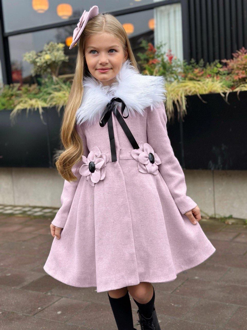 (معطف وردي +فرو للعنق+مقبط للشعر+جوارب)