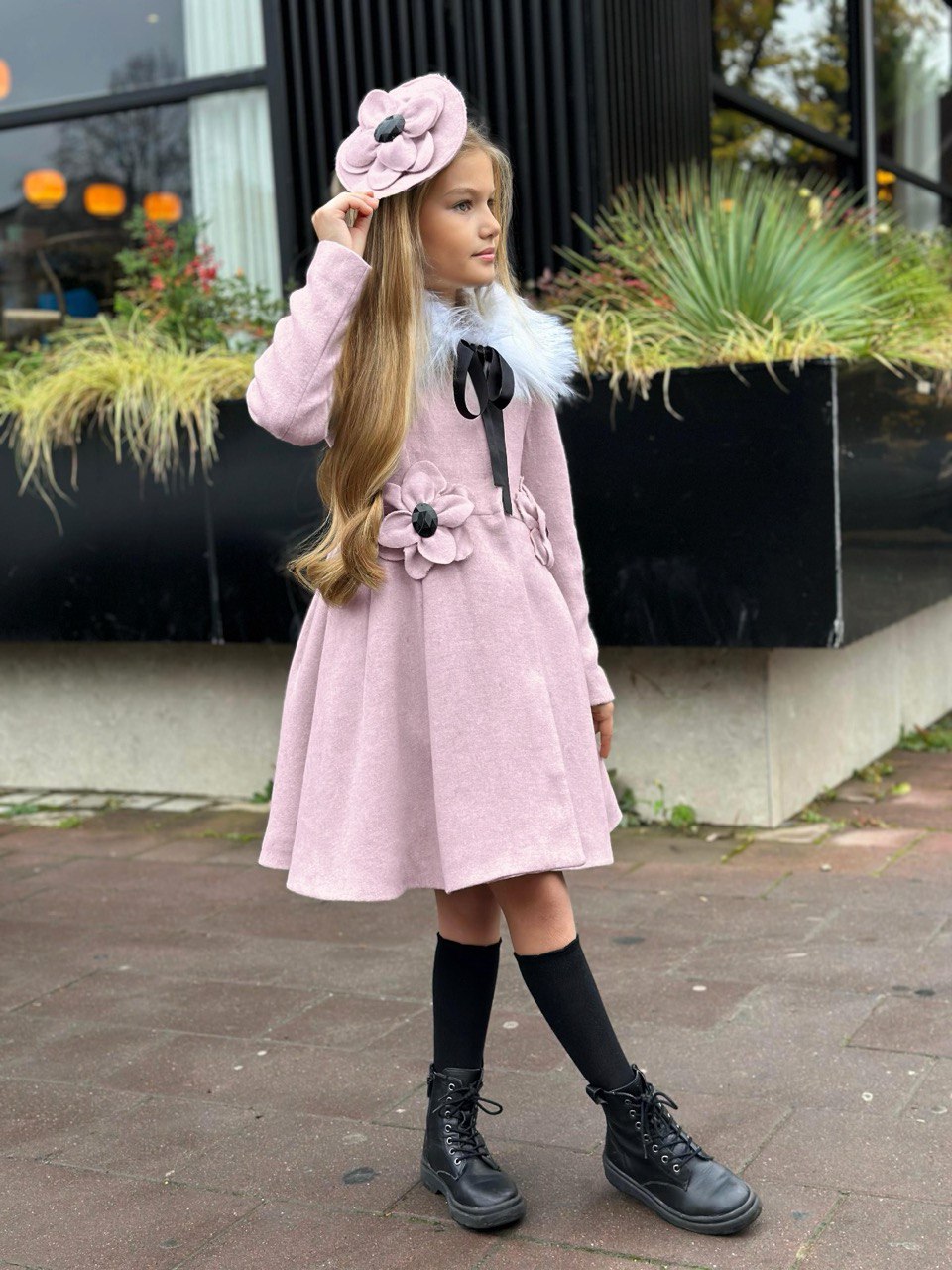 (معطف وردي +فرو للعنق+مقبط للشعر+جوارب)