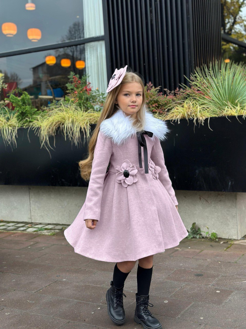 (معطف وردي +فرو للعنق+مقبط للشعر+جوارب)