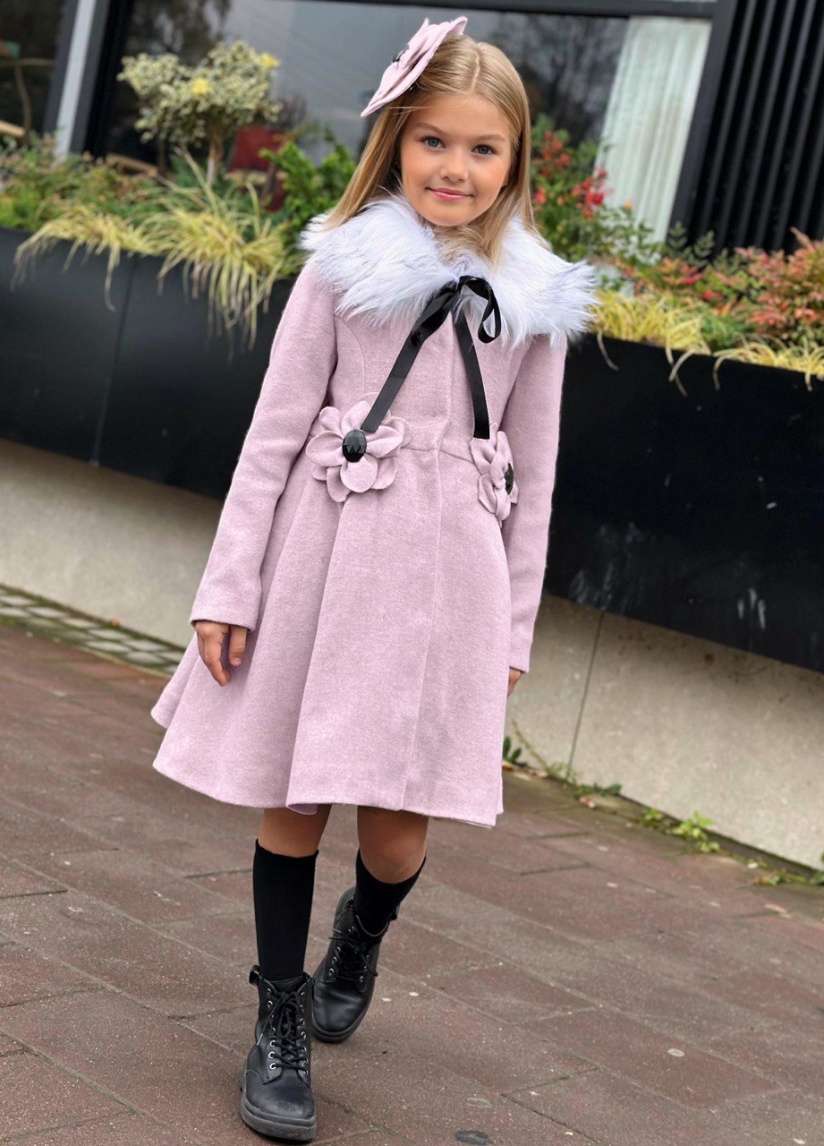 (معطف وردي +فرو للعنق+مقبط للشعر+جوارب)