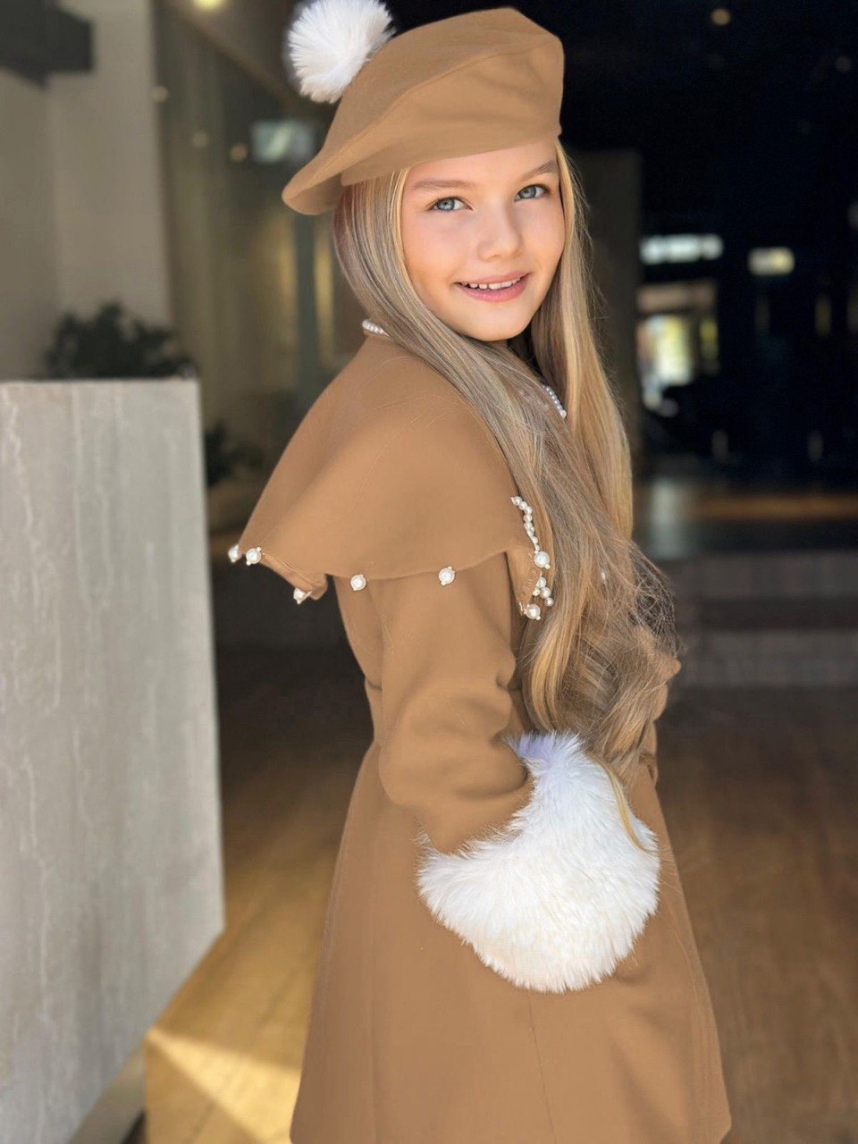 لبسة  بناتية بنية مكونة من4  قطع معطف + قبعة + حقيبة +  جوارب