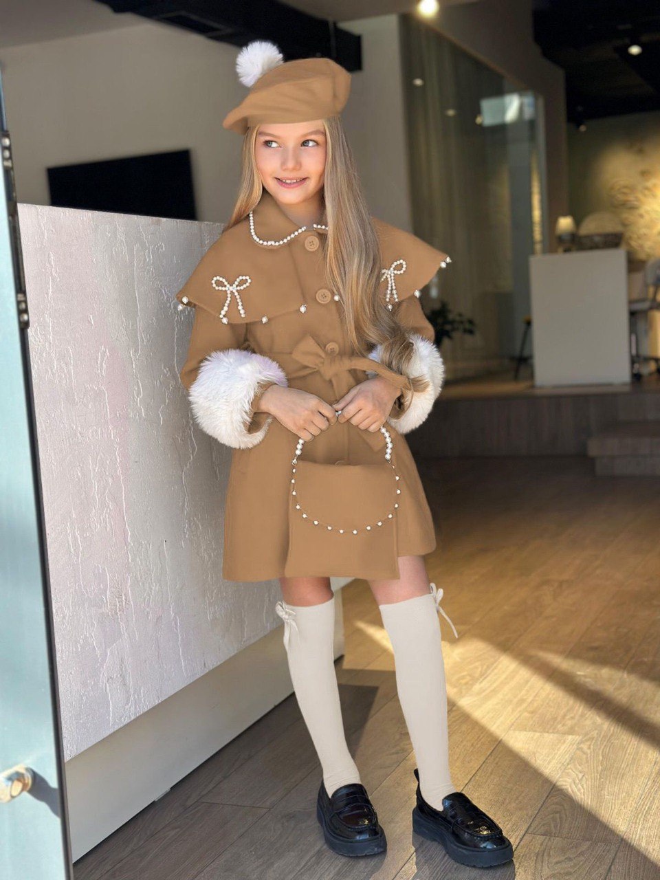 لبسة  بناتية بنية مكونة من4  قطع معطف + قبعة + حقيبة +  جوارب