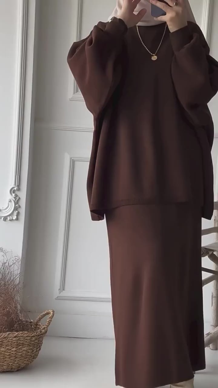طقم أنيق فخامة الدفء والأنوثة في إطلالة واحدة