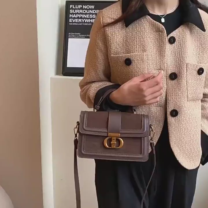 حقيبة "الماستربيس" الكلاسيكية: فخامة المخمل والمعدن الذهبي لإطلالة ملكية