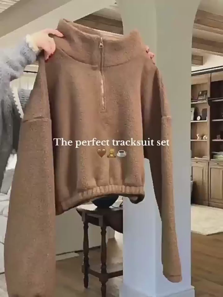 طقم رياضي عصري بثلاث قطع يجمع بين الراحة والأناقة في كل لحظة